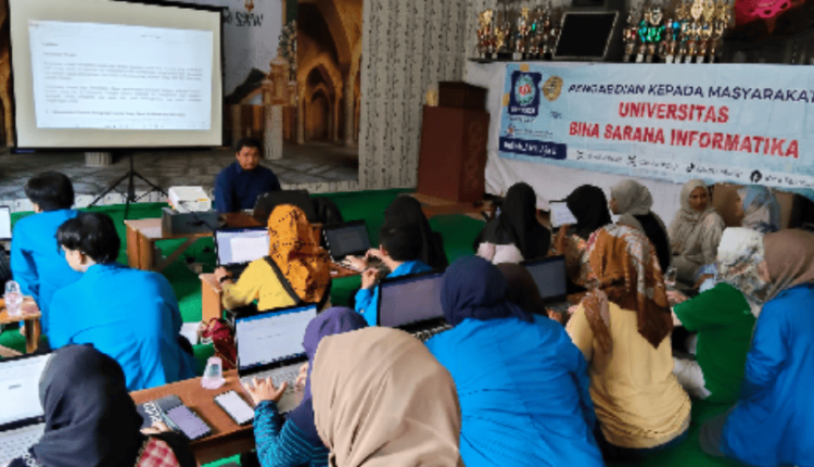 Dosen UBSI memberikan pelatihan Microsoft Office kepada Remaja Masjid Baitul Halim dalam kegiatan pengabdian masyarakat untuk meningkatkan keterampilan digital dan profesionalisme peserta