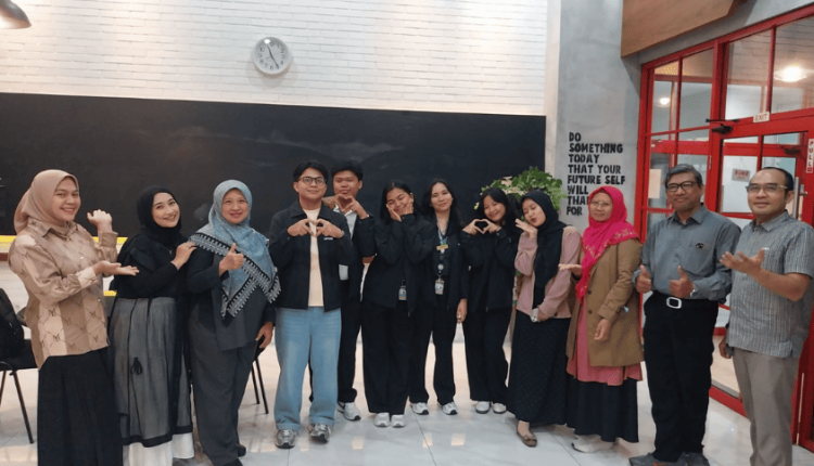 Foto bersama mahasiswa University of Northern Philippines (UNP) di Student Corner UBSI pada minggu Ujian Tengah Semester (UTS)