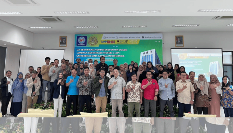 Foto bersama 81 dosen peserta sertifikasi kompetensi di LSP UBSI sebagai upaya penguatan mutu SDM perguruan tinggi