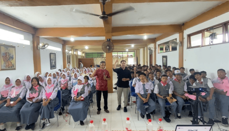 Suasana seminar di SMK IP Yakin yang menghadirkan tim UBSI Cengkareng dan DICO
