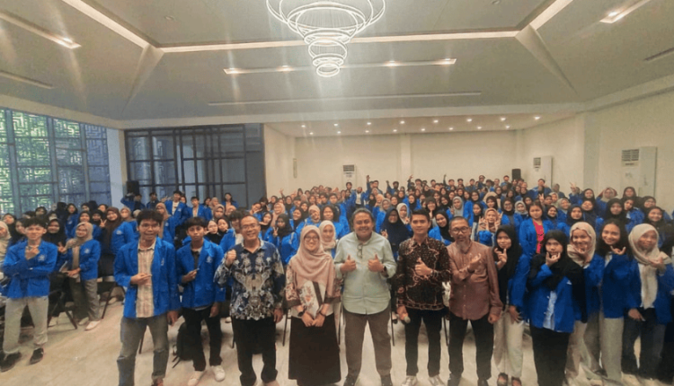 Foto bersama usai kegiatan Seminar Profesionalisme Jurusan: Peluang dan Tantangan Lulusan Prodi Akuntansi di Era Digital di Kampus UBSI Jatiwaringin