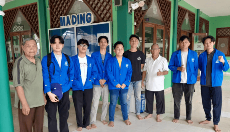 Foto bersama mahasiswa UBSI Kampus Kaliabang usai melaksanakan aksi peduli di Masjid Al-Syifa Bekasi