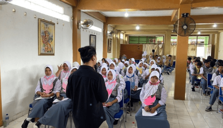 Sesi seminar di Aula SMK IP Yakin, menampilkan narasumber dari DICO bersama tim UBSI Cengkareng yang sedang memberikan materi