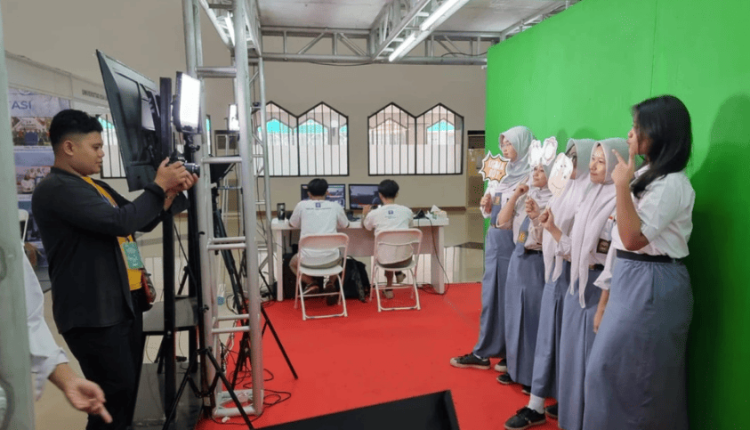 Suasana Atraksi Mini Broadcasting UBSI Bikin Pengunjung Campus Expo Terpukau