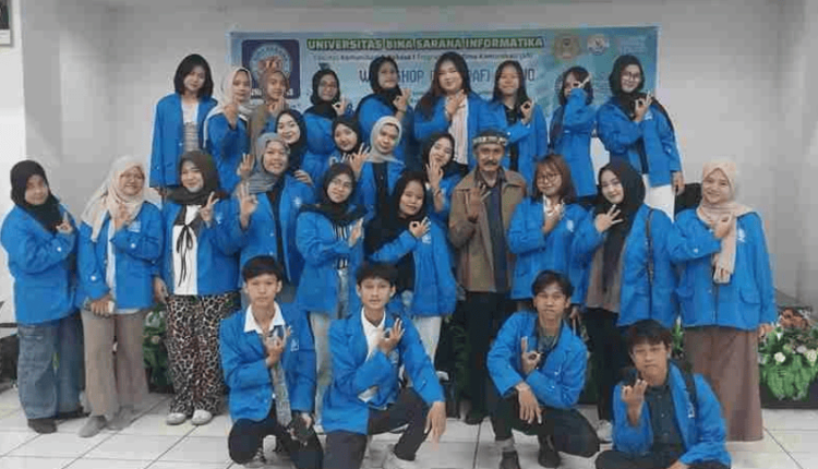 Foto bersama peserta dan panitia Workshop Fotografi Studio UBSI Kampus Kalimalang, menampilkan mahasiswa dan narasumber dalam suasana kegiatan pelatihan fotografi
