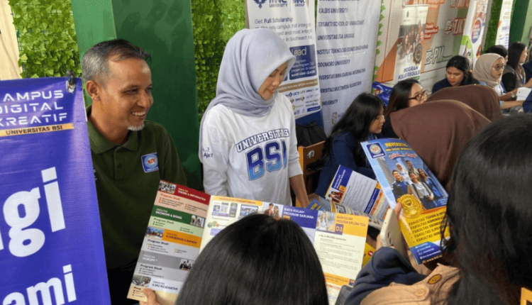 Ratusan siswa SMK Tunas Harapan Jakarta Barat tampak antusias mengikuti Edufair 2025 bersama tim UBSI