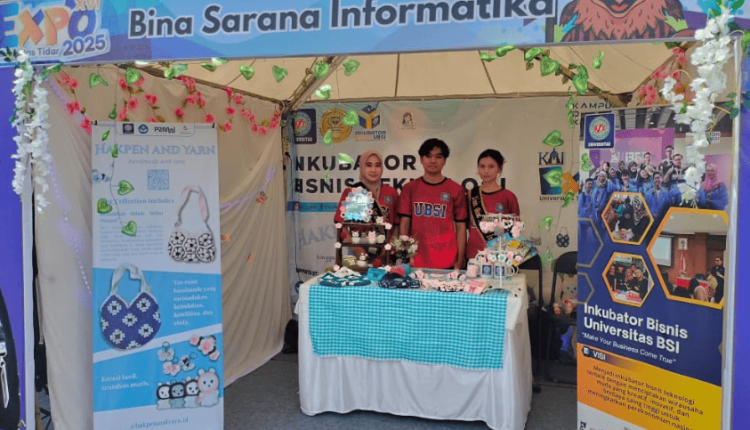Tim “Hakpen and Yarn” dari UBSI berfoto bersama saat mengikuti KMI Expo XVI 2025, menampilkan produk kreatif rajut dan semangat wirausaha muda di area pameran