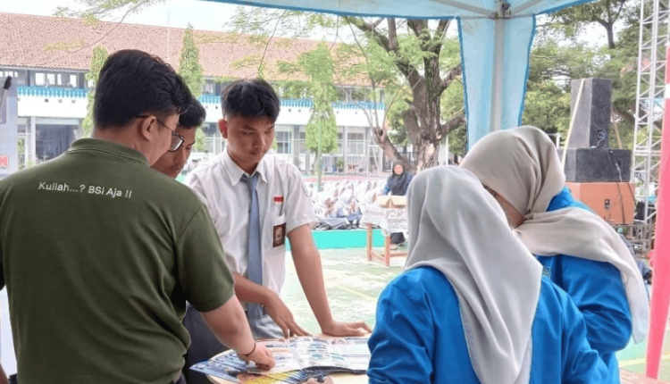 UBSI membuka peluang beasiswa bagi siswa SMAN 20 Kabupaten Tangerang melalui sesi sosialisasi yang dihadiri banyak siswa di area booth kampus
