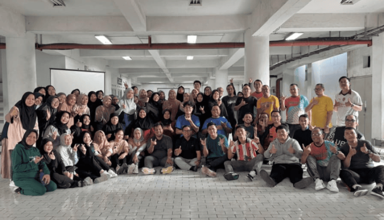 Foto bersama civitas akademika UBSI Kampus Kramat 98 setelah melaksanakan kegiatan Jumat Sehat yang diisi senam pagi untuk memperkuat kebugaran dan kebersamaan