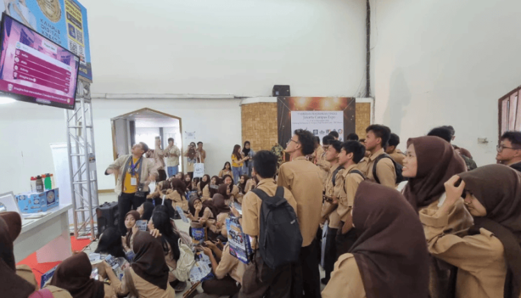 Suasana Booth UBSI Hadirkan Pengalaman Edukatif dan Interaktif, Siswa Rasakan Simulasi Dunia Kampus Digital