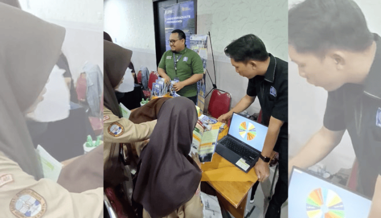 Suasana booth UBSI di Edufair SMAN 85 Jakarta Barat 2025 yang dipadati siswa yang antusias mencari informasi program studi dan beasiswa