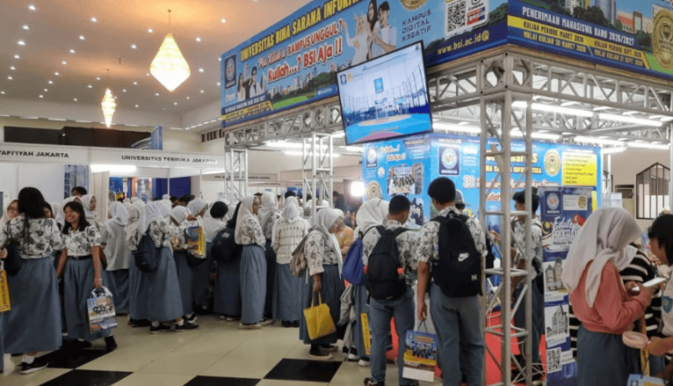 Suasana Booth UBSI Jadi Pusat Informasi PMB 2026 pada Jakarta Campus Expo 2025