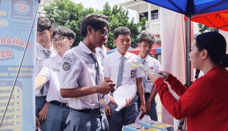 Suasana edufair di SMA Negeri 11 Depok saat tim UBSI Kampus Margonda berinteraksi dengan para siswa