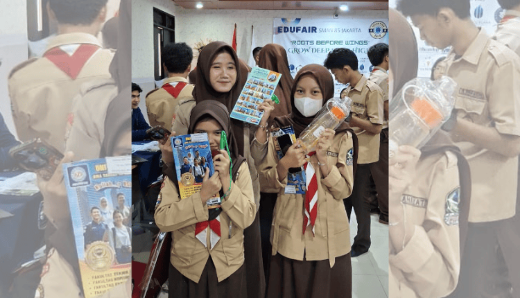 UBSI Kampus Ciledug di Edufair SMAN 85 Jakarta Barat 2025 yang ramai dikunjungi siswa untuk mendapatkan informasi seputar program studi dan beasiswa