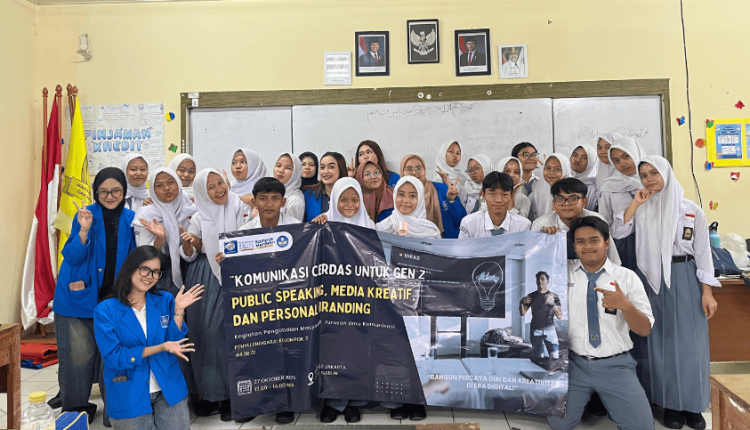 Mahasiswa UBSI foto bersama siswa SMKN 62 Jakarta usai pelaksanaan sosialisasi ‘Komunikasi Cerdas untuk Generasi Z’.”