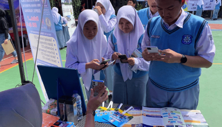 Suasana tim UBSI Kampus Margonda saat memperkenalkan program pendidikan kepada siswa dalam kegiatan Edufair di SMA Negeri 9 Depok