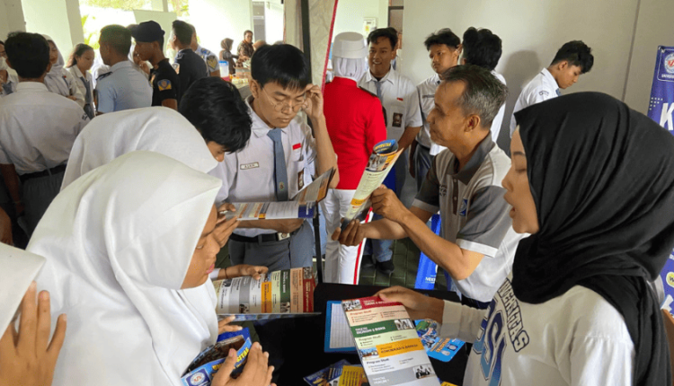 Siswa SMAN 96 Jakarta terlihat antusias mendengarkan pemaparan profil UBSI dalam kegiatan Edufair 2025