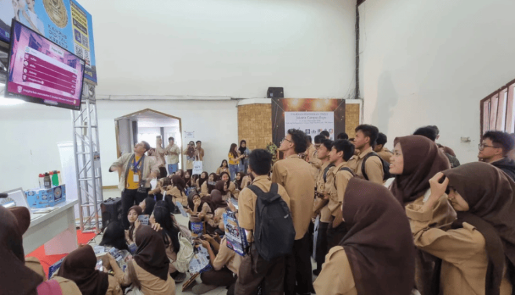 Siswa Antusias Ikuti Kuis Kahoot di Booth UBSI pada Jakarta Campus Expo 2025