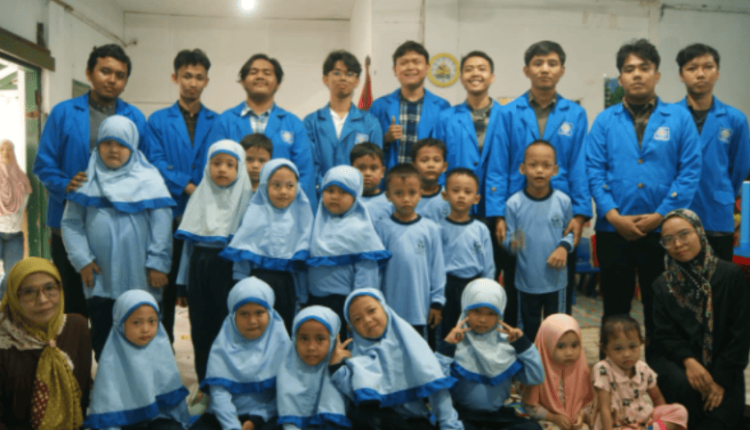 Foto bersama mahasiswa Sistem Informasi UBSI dengan guru dan anak-anak Raudhatul Athfal Qurrota A’yun setelah kegiatan