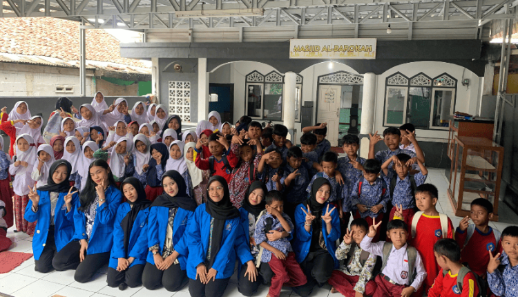 Mahasiswa UBSI foto bersama siswa SDN Bunut setelah kegiatan edukasi tentang nilai Persatuan Indonesia dalam rangka Pengabdian kepada Masyarakat.”