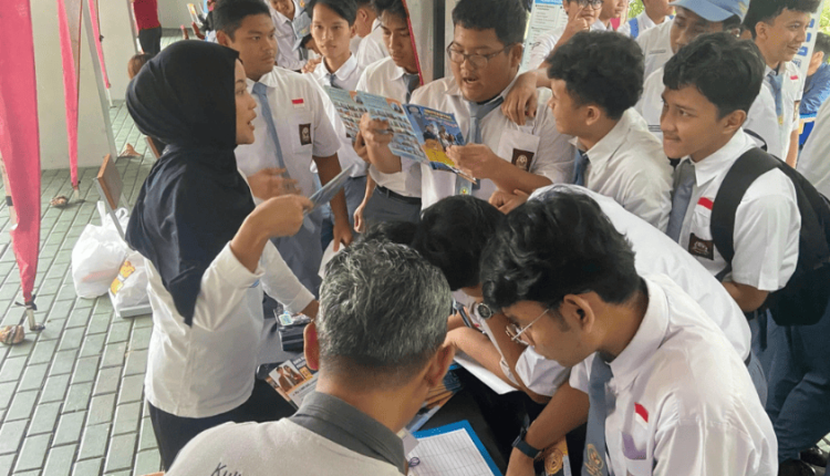 Tim UBSI memaparkan program Beasiswa Talenta Digital dan Beasiswa Juara kepada siswa SMAN 96 Jakarta dalam kegiatan Edufair 2025