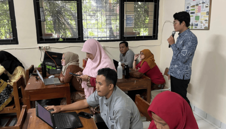 Dosen UBSI Kenalkan Cara Cepat Bikin Materi Ajar Berbasis AI ke Guru SMAN 77 Jakarta