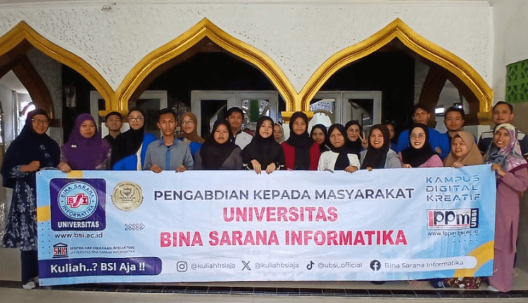 Foto bersama dosen UBSI, mahasiswa, dan peserta Dawis RW 03 Mampang usai pelatihan Microsoft Office