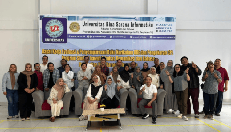 Peserta rapat kerja FKB UBSI berfoto bersama setelah sesi penyempurnaan kurikulum OBE dan pengukuran CPL di Aula UBSI kampus Pemuda