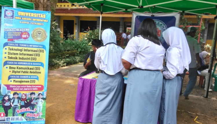 Stan UBSI Kampus Fatmawati di Edufair SMAN 109 Jakarta, menampilkan tim UBSI yang memberikan informasi kuliah dan karier digital kepada siswa yang berkunjung