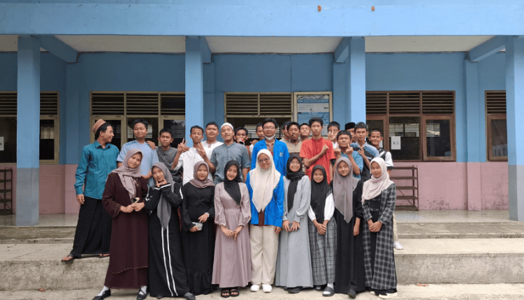 Foto bersama mahasiswa UBSI Kampus Ciledug dan siswa SMK Bina Mandiri setelah sesi edukasi tentang pentingnya menjaga keamanan data pribadi