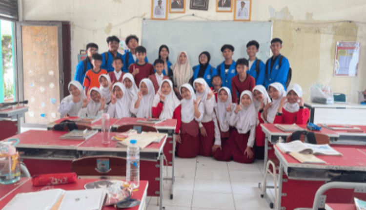 Foto Bersama Mahasiswa dan Siswa SDN Rawa Mekar Jaya melalui Pembelajaran Moral dan Etika