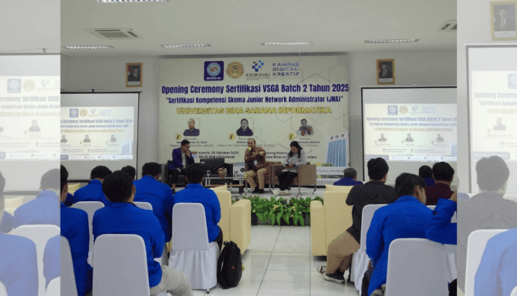 Opening Ceremony Sertifikasi VSGA Batch 2 Tahun 2025 di UBSI Kramat 98, menampilkan peserta yang mengikuti acara pembukaan dan pemaparan materi tentang kompetensi Junior Network Administrator