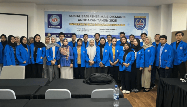 Foto bersama para penerima Beasiswa Bidik Manis 2025 UBSI bersama tim pengelola beasiswa sebagai bentuk dukungan kampus bagi mahasiswa berprestasi.