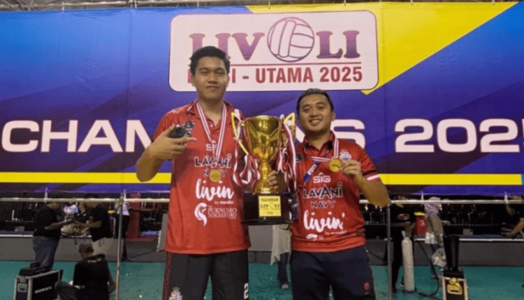Foto bersama Yoel Alfianto Siregar dan Reihan Andiko Firli, mahasiswa UBSI yang memperkuat klub Lavani pada ajang Livoli 2025