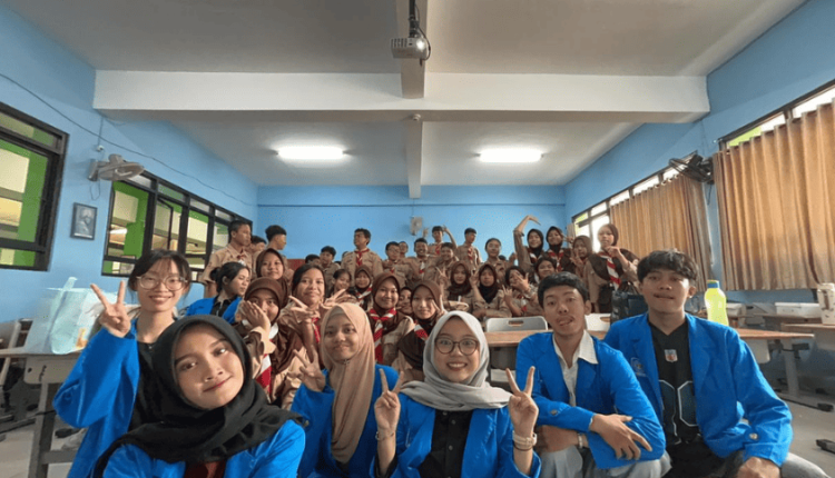 Mahasiswa UBSI mengadakan kegiatan PKM Literasi Digital bersama siswa SMPN 88 Palmerah dalam sesi edukasi dan interaksi di kelas