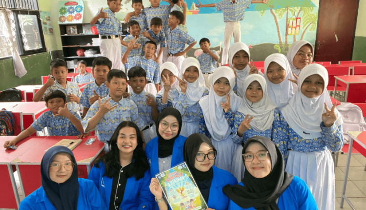 Foto bersama mahasiswa UBSI dan siswa SDN Beji 2 setelah kegiatan edukatif yang menanamkan nilai persatuan Indonesia