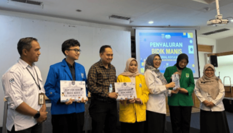 Foto bersama mahasiswa penerima Bidikmanis UBSI bersama tim pendamping kampus saat proses pencairan dana di Bank BJB Depok