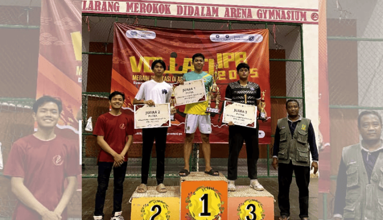 Foto bersama raih penghargaan UKM Bola Voli UBSI usai meraih juara 3 di ajang Vollaci IPB 2025, berpose dengan medali dan trofi di area kompetisi