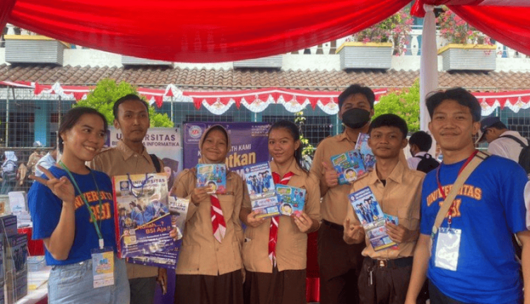 Beasiswa Talenta Digital UBSI menjadi perhatian utama pengunjung di Edufair SMK Tunas Harapan Jakarta Barat