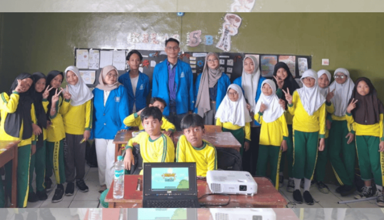 Foto bersama mahasiswa UBSI dan siswa MI Assanusiah setelah kegiatan sosialisasi adab dan etika Islam