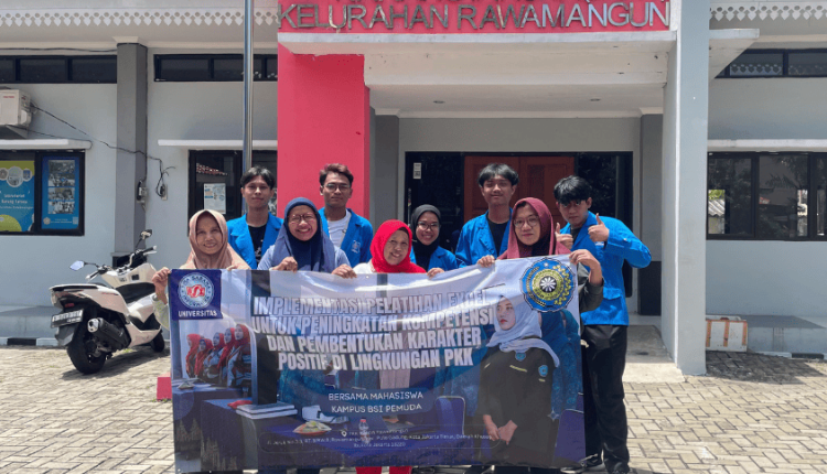 Foto bersama tim UBSI dan anggota PKK Rawamangun usai pelatihan Excel