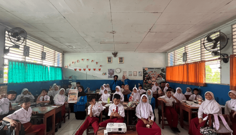 Foto bersama mahasiswa UBSI dan siswa SDN 09 Lenteng Agung usai kegiatan edukasi anti-bullying