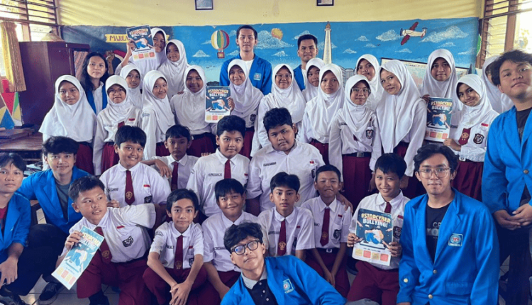 Foto bersama mahasiswa UBSI dan siswa SDN Slipi 07 Pagi usai pelaksanaan kegiatan sosialisasi pencegahan cyberbullying di Jakarta