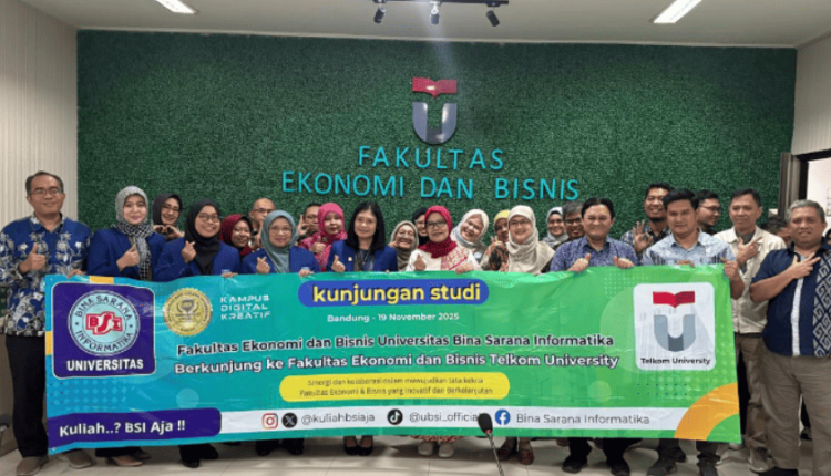 Foto bersama delegasi Prodi Manajemen UBSI dengan perwakilan Fakultas Ekonomi dan Bisnis Telkom University pada kegiatan benchmarking strategis di Bandung