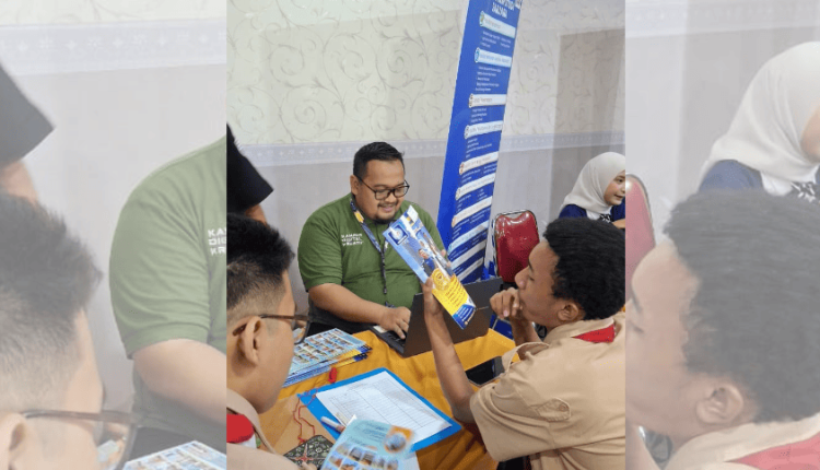 Tim UBSI Kampus Ciledug berinteraksi dengan siswa di Edufair SMAN 85, memberikan informasi pendidikan dan peluang kolaborasi antara kampus dan sekolah