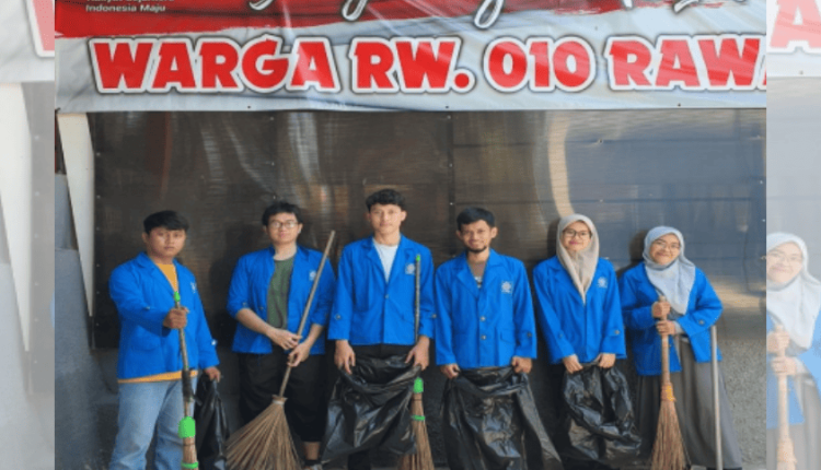 Mahasiswa UBSI melaksanakan kegiatan bersih-bersih lingkungan di Cengkareng bersama warga untuk menanamkan nilai gotong royong