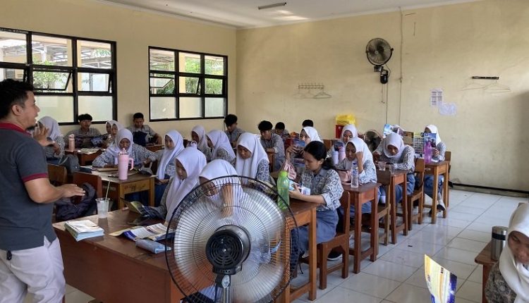 Beasiswa, Sosialisasi