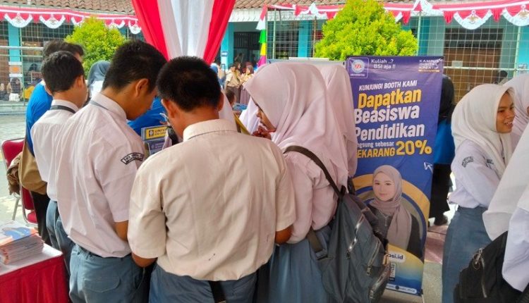 Menyalakan Asa Generasi Muda, UBSI Kampus Cengkareng Tanamkan Semangat Kuliah dan Kreativitas di Edufair 2025
