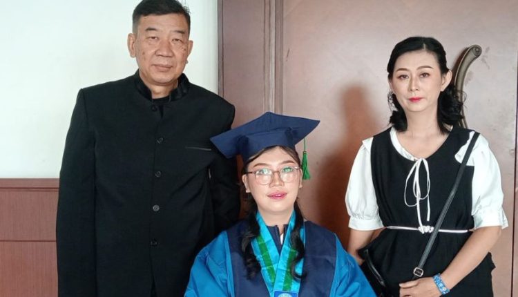Lima Menit Menuju Gagal Sidang, Kisah Air Mata yang Berujung Gelar Sarjana