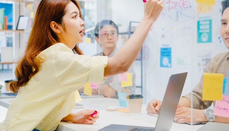 Lulus Kuliah Terus ke Mana? Ini Peran Soft Skills dan Hard Skills dalam Mapping Karir di Era Digital